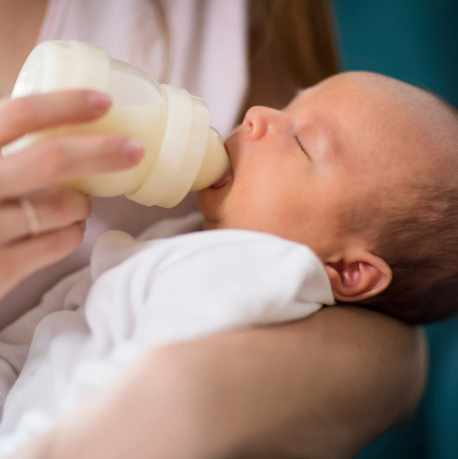 Rethinking Dream Feeds: A Child Sleep Consultant's Perspective